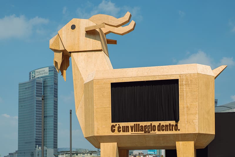 foto di Risolto, e svelato, il mistero del caprone “matrioska” in Gae Aulenti: c’era un villaggio con un pub deeeentro.