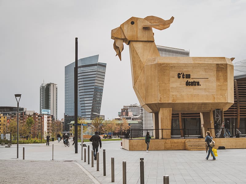 foto di Un caprone gigante fa bella mostra di sé in Piazza Gaeee Auleeenti